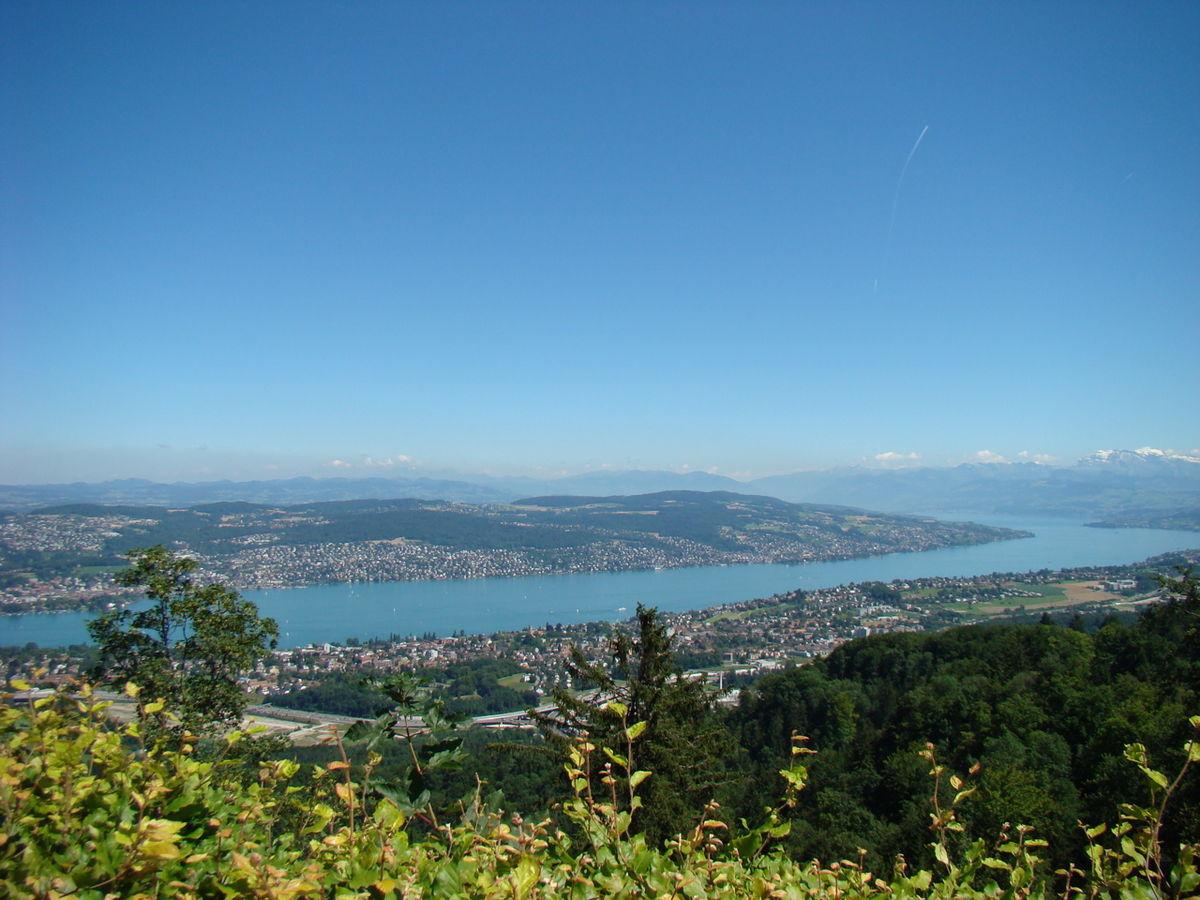 Blick über den Zürichsee und die umliegende Landschaft